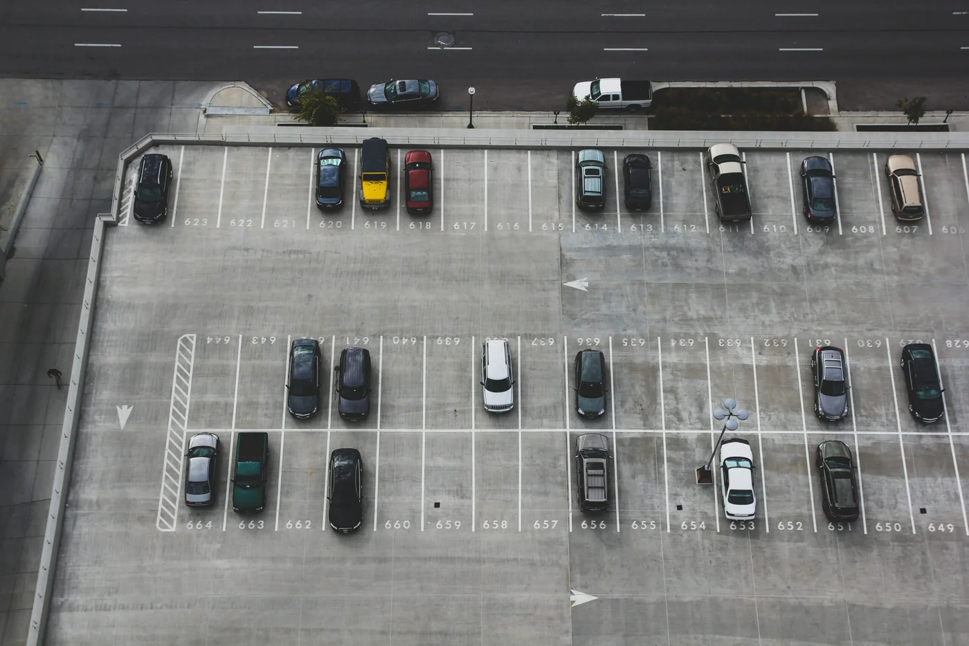 Une rangée de véhicules d’un parc automobile
